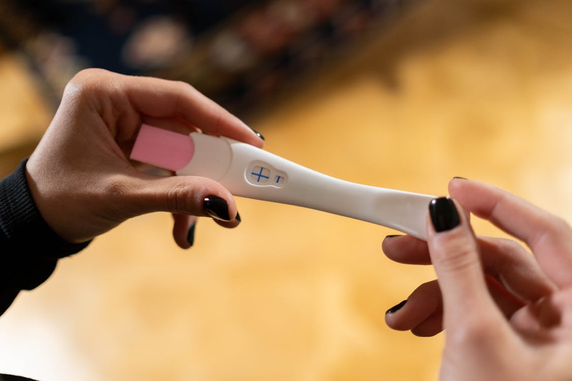 beyaz, eller, hamilelik testi içeren Ücretsiz stok fotoğraf