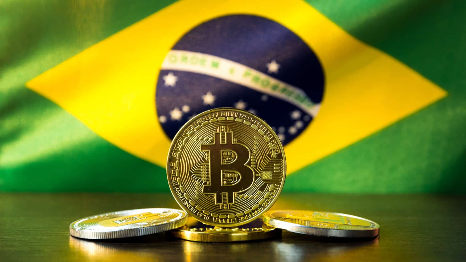 Bandeira-do-Brasil-ao-fundo-e-Bitcoin-com-criptomoedas-na-frente-.jpg